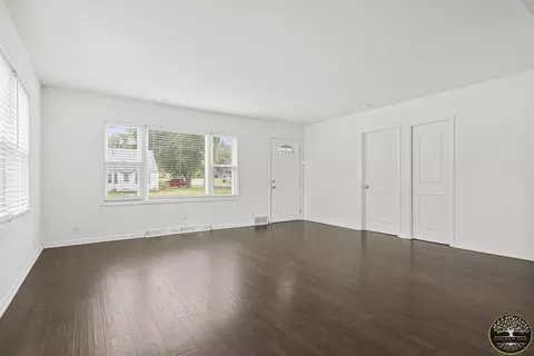 719 E 3rd St, Belvidere, IL 61008 photo 4
