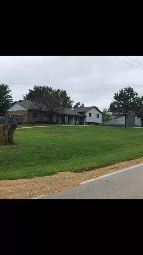 763 E Winneshiek Rd, Freeport, IL 61032 photo 1