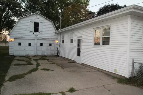 322 E 3rd St, Pecatonica, IL 61063 photo 2