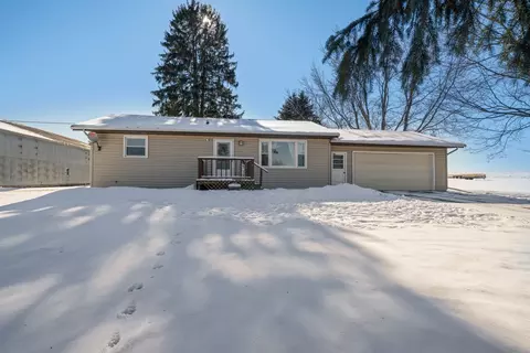 7765 E Winneshiek Rd, Ridott, IL 61067 photo 2