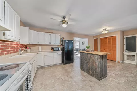 7765 E Winneshiek Rd, Ridott, IL 61067 photo 10