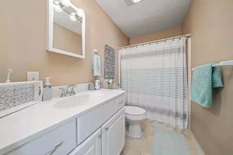 7765 E Winneshiek Rd, Ridott, IL 61067 photo 18