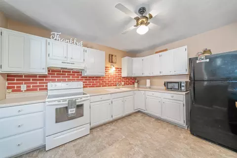 7765 E Winneshiek Rd, Ridott, IL 61067 photo 9