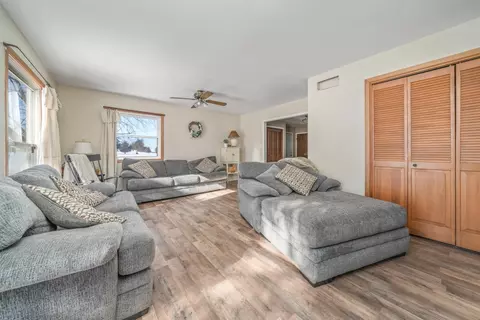 7765 E Winneshiek Rd, Ridott, IL 61067 photo 4