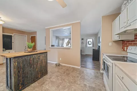 7765 E Winneshiek Rd, Ridott, IL 61067 photo 11