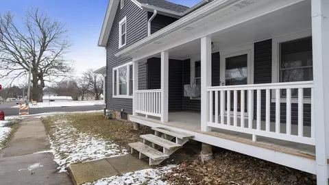 320 E 5th St, Pecatonica, IL 61063 photo 4