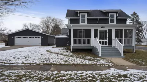 320 E 5th St, Pecatonica, IL 61063 photo 1