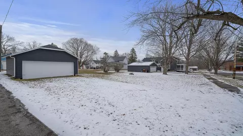 320 E 5th St, Pecatonica, IL 61063 photo 5
