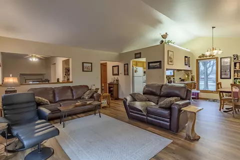 315 E 6th St, Pecatonica, IL 61063 photo 3