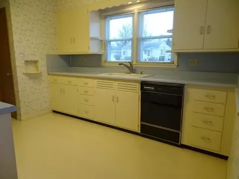 836 W Empire, Freeport, IL 61032 photo 9