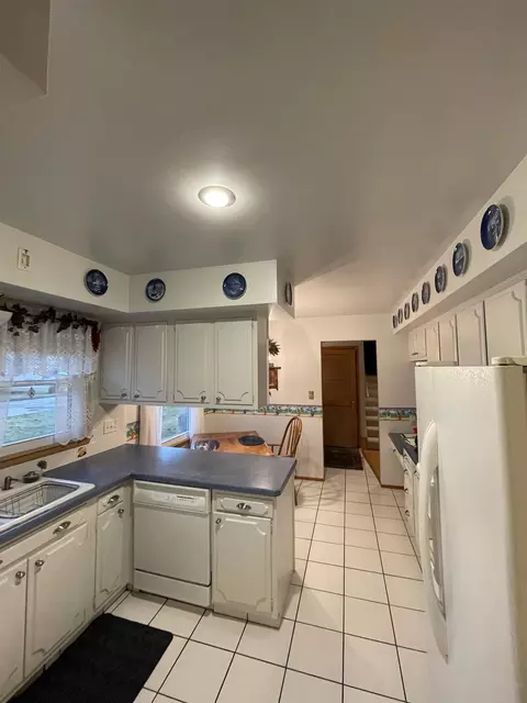 757 Towne Dr, Freeport, IL 61032 photo 3
