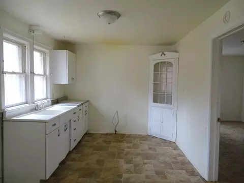 15 E Pershing, Freeport, IL 61032 photo 5