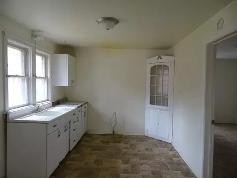 15 E Pershing, Freeport, IL 61032 photo 4
