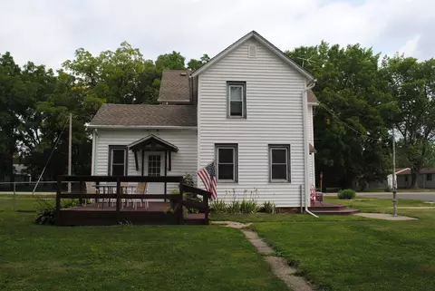 209 E 1st St, Leaf River, IL 61047 photo 6