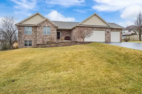 12451 Whispering Winds Dr, Roscoe, IL 61073 photo 2