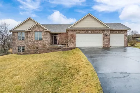 12451 Whispering Winds Dr, Roscoe, IL 61073 photo 1