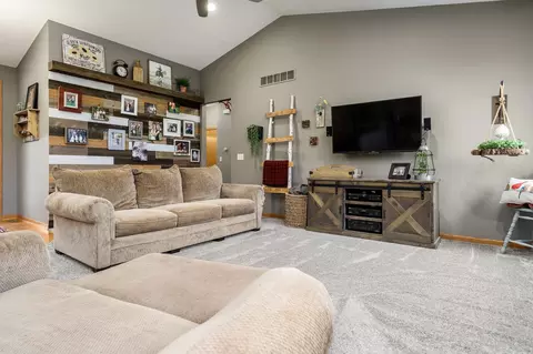 12451 Whispering Winds Dr, Roscoe, IL 61073 photo 9