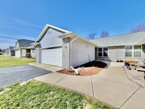635 Grove St, Pecatonica, IL 61063 photo 1