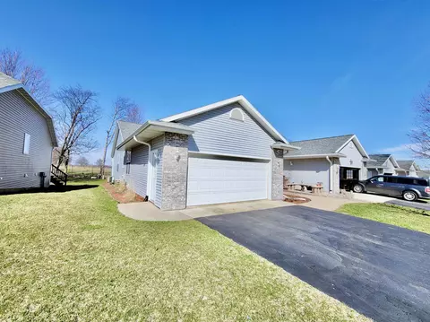 635 Grove St, Pecatonica, IL 61063 photo 2