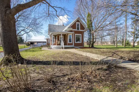 307 W 4th St, Leaf River, IL 61047 photo 2