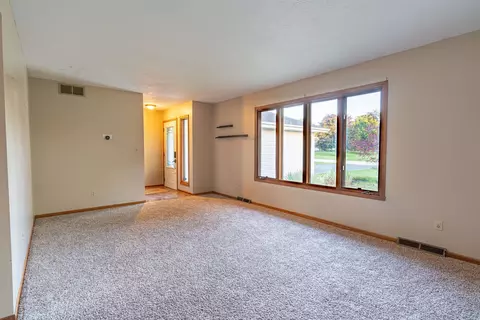 6372 Greystone Dr, Roscoe, IL 61073 photo 3