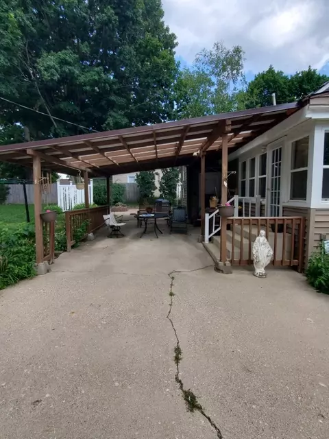 225 W 4th St, Pecatonica, IL 61063 photo 2