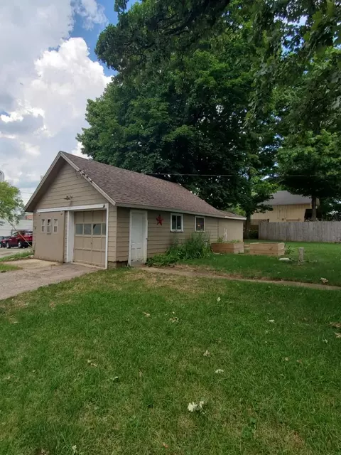 225 W 4th St, Pecatonica, IL 61063 photo 12