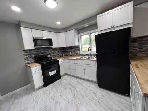 1602 S Demeter Dr, Freeport, IL 61032 photo 5