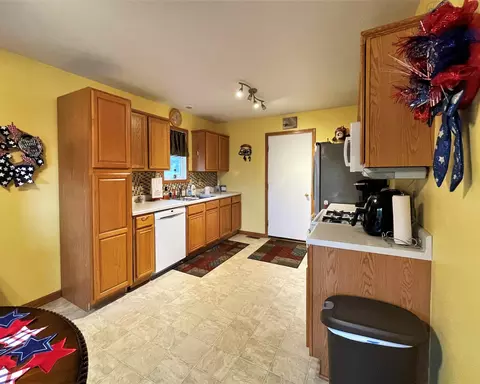 1330 Michael Dr, Pecatonica, IL 61063 photo 8
