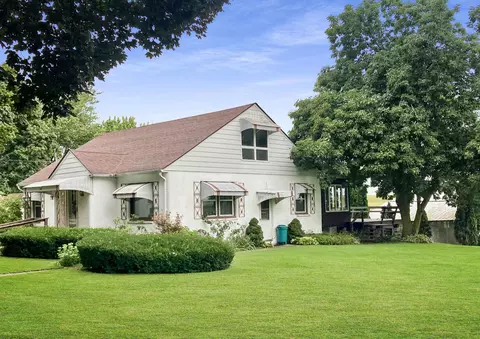 79 School St, Chadwick, IL 61014 photo 2