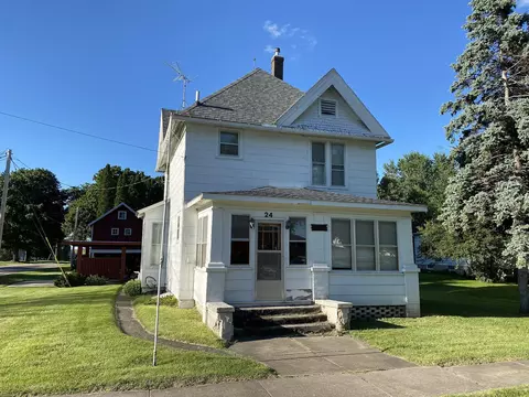 24 W 4th St, Chadwick, IL 61014