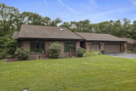 5611 Gray Eagle Rd, Roscoe, IL 61073 photo 2