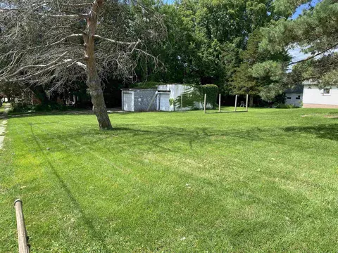 418 S Walnut Ave, Freeport, IL 61032 photo 4