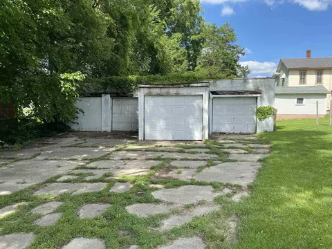 418 S Walnut Ave, Freeport, IL 61032 photo 2