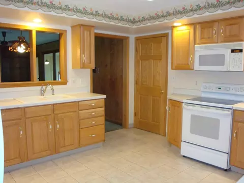 1015 E 4th St, Belvidere, IL 61008 photo 3