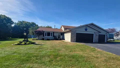 9760 Applegate Dr, Roscoe, IL 61073 photo 1
