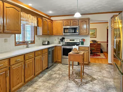 1061 Mesa Dr, Freeport, IL 61032 photo 8