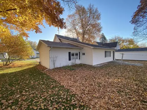 518 N Broad St, Lanark, IL 61046 photo 4