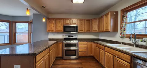 824 E Jackson St, Belvidere, IL 61008 photo 7