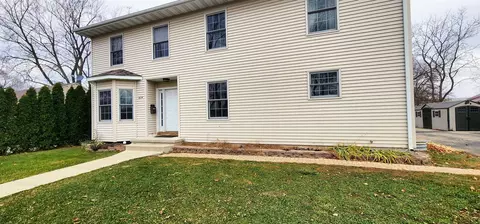 824 E Jackson St, Belvidere, IL 61008 photo 4