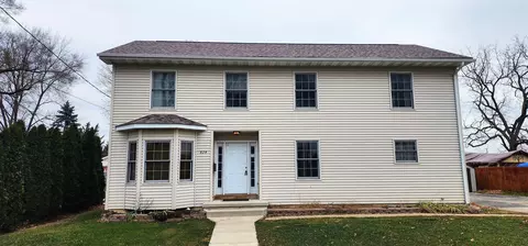 824 E Jackson St, Belvidere, IL 61008 photo 1