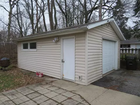 309 E Pershing St, Freeport, IL 61032 photo 2