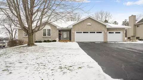 9074 Forest Ridge Dr, Roscoe, IL 61073 photo 2