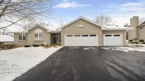 9074 Forest Ridge Dr, Roscoe, IL 61073 photo 1