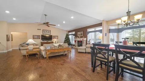 9074 Forest Ridge Dr, Roscoe, IL 61073 photo 7