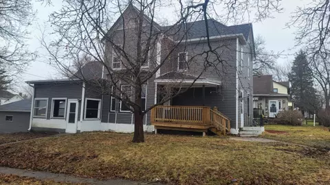 704 E Gdn, Freeport, IL 61032 photo 2