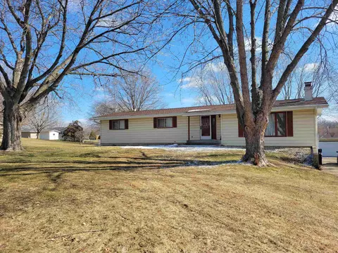2431 Swan Dr, Freeport, IL 61032