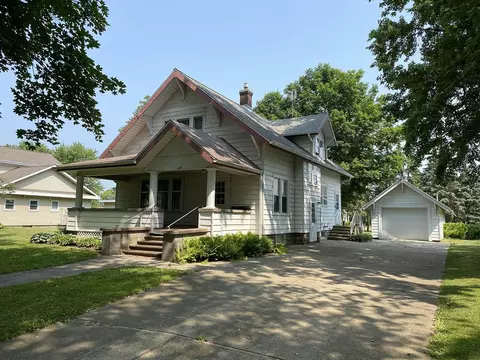 609 E Locust St, Lanark, IL 61046