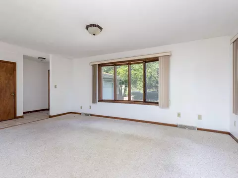 Living - 1476 Chadbourne, Lake Summerset, IL 61019 photo 4 of 4