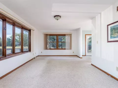 Living - 1476 Chadbourne, Lake Summerset, IL 61019 photo 2 of 4